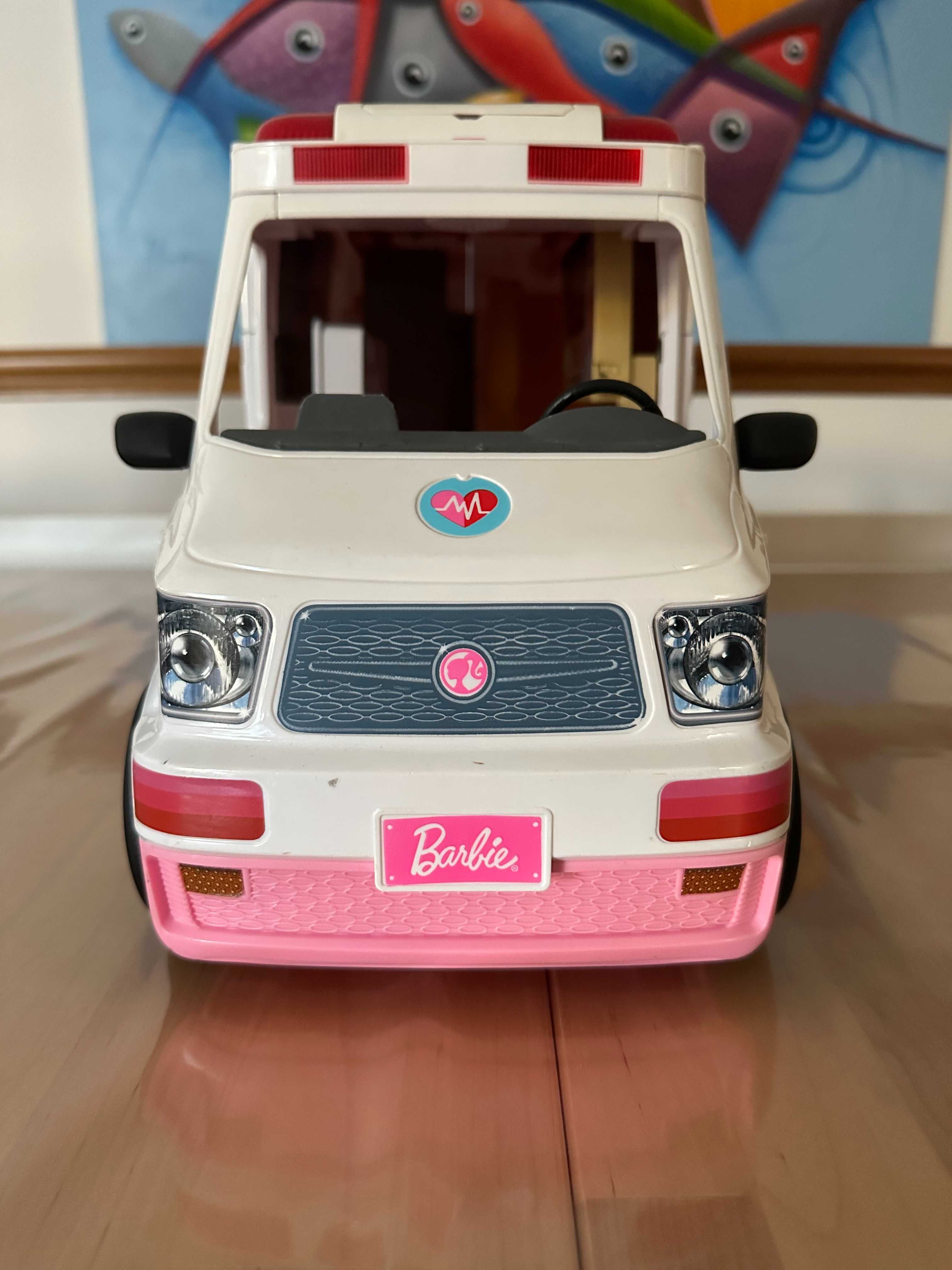 Barbie ambulância