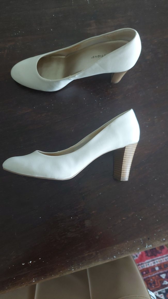 Sapatos brancos  pérola