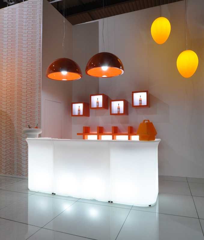 Balcão de bar com iluminação