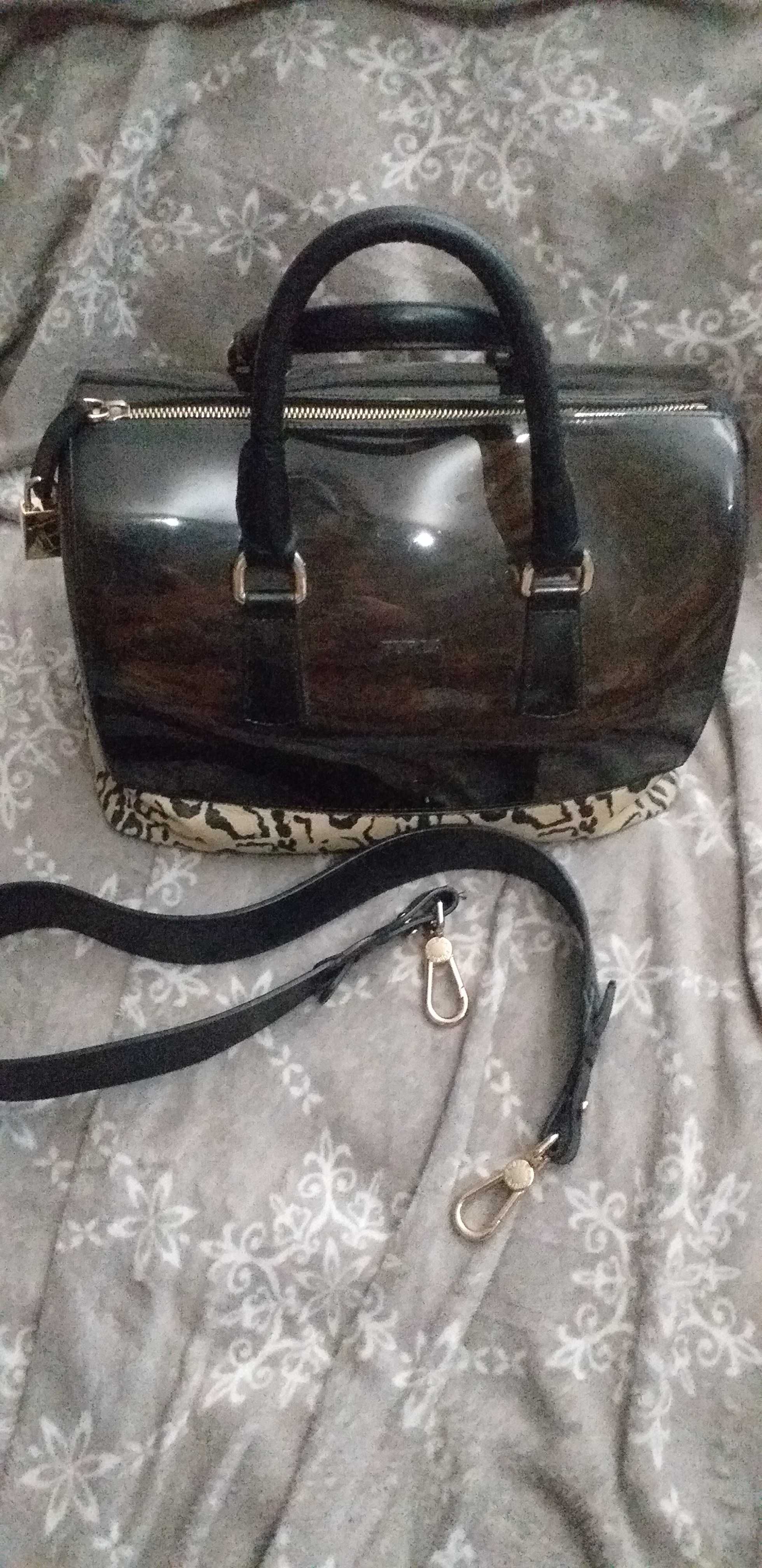 torebka kuferek Furla Candy czarna ze panterką i skórzanymi rączkami
