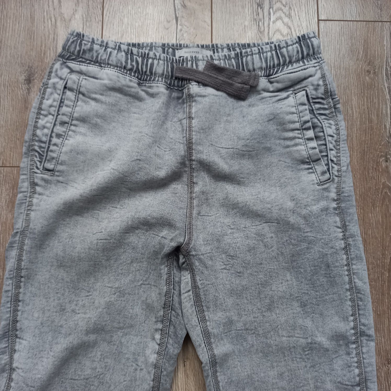 Joggery dzinst spodnie Reserved.  R 164