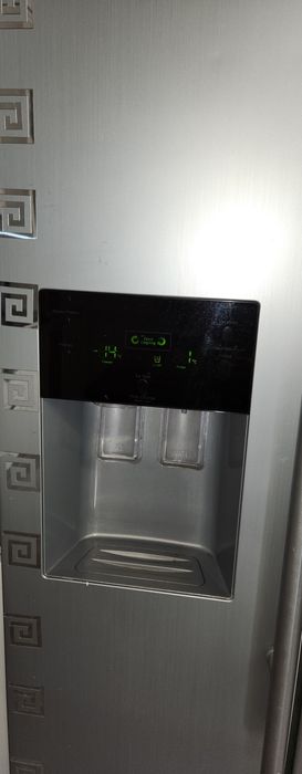 Холодильник двокамерний Samsung з льодом для віскі-вина і хол. водою