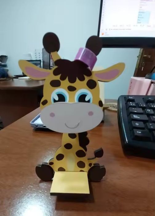 Uroczy stojak do okularów figurka żyrafa