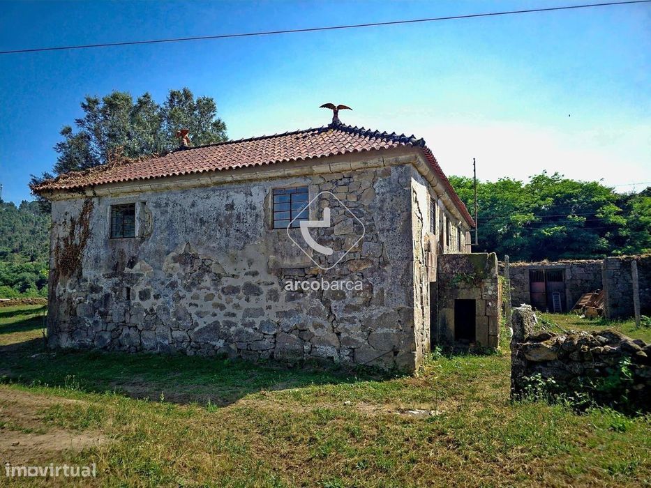 Quinta com casa e anexos em Sabadim - Arcos de Valdevez