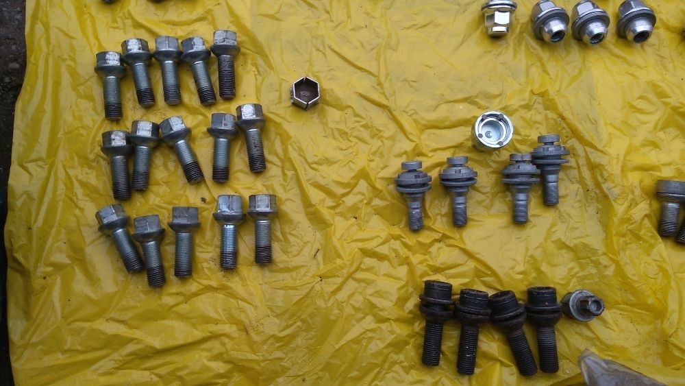 Śruby , Nakrętki do felg Honda, Chrysler, Toyota, Ford, Audi, Vw itd.