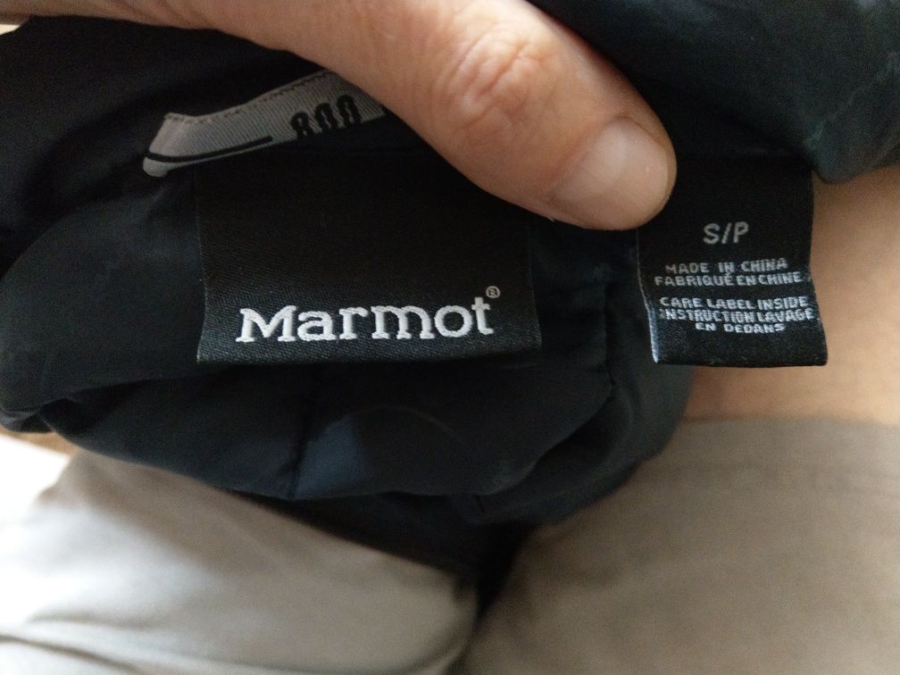 kurtka puchowa damska Marmot haft logo