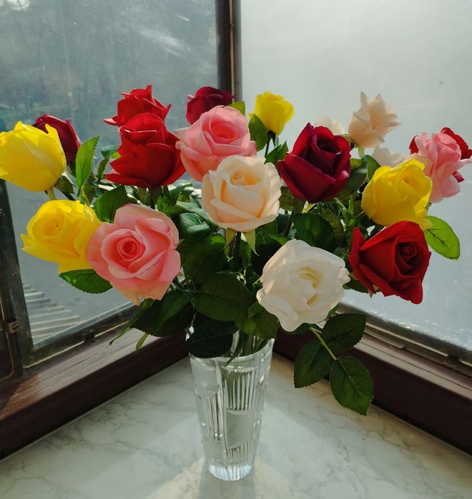 Неймовірно гарні силіконові троянди.