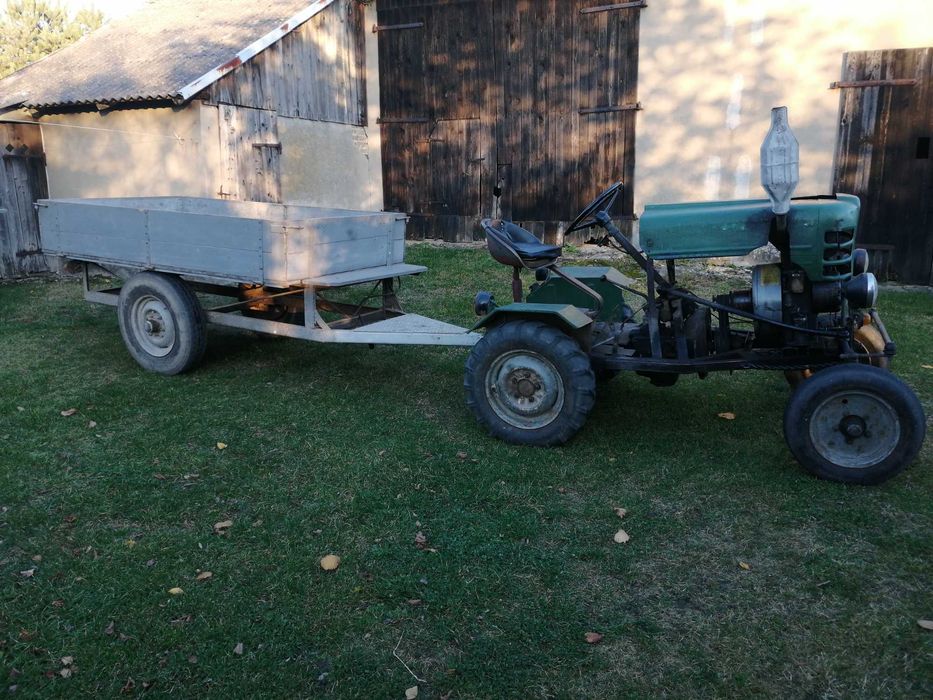 Traktor ES z przyczepką