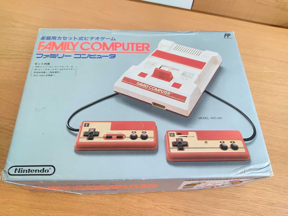 Consola Nintendo Famicom com caixa