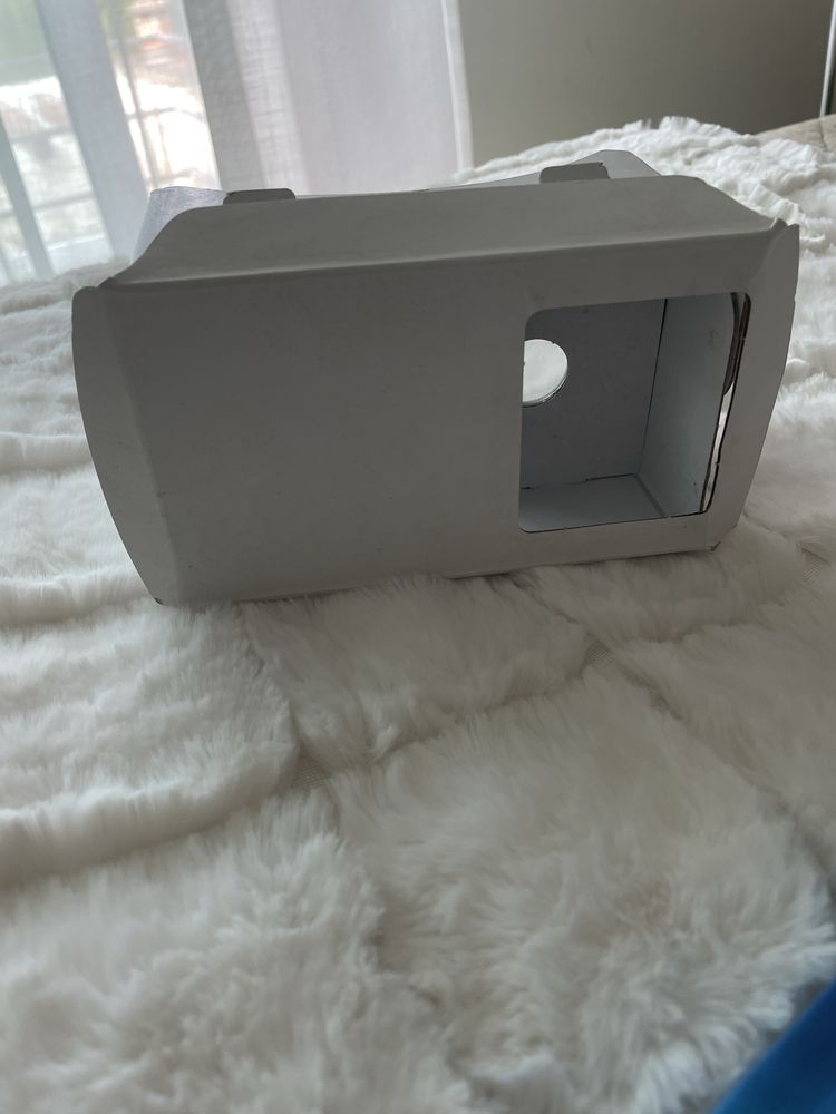 Livro e óculos de realidade virtual.