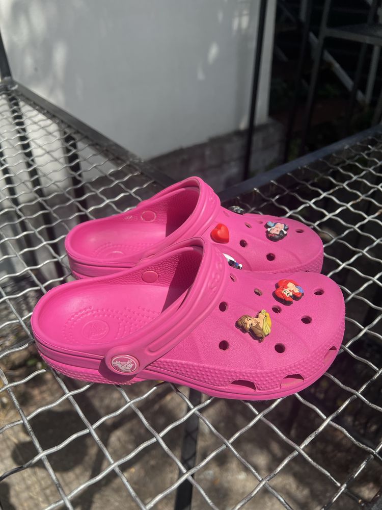 Crocs/Крокси рожевого кольору з джибитси