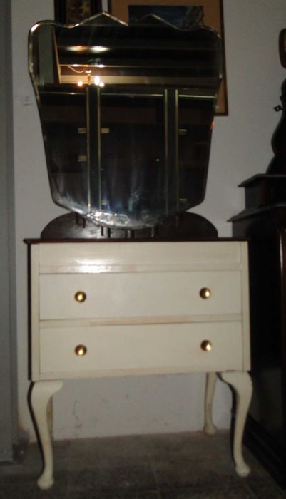 Cómoda antiga pintada com espelho - Algumas marcas de uso