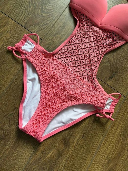 Коралловый цельный Купальник с чашечками 
Размер М ,44В