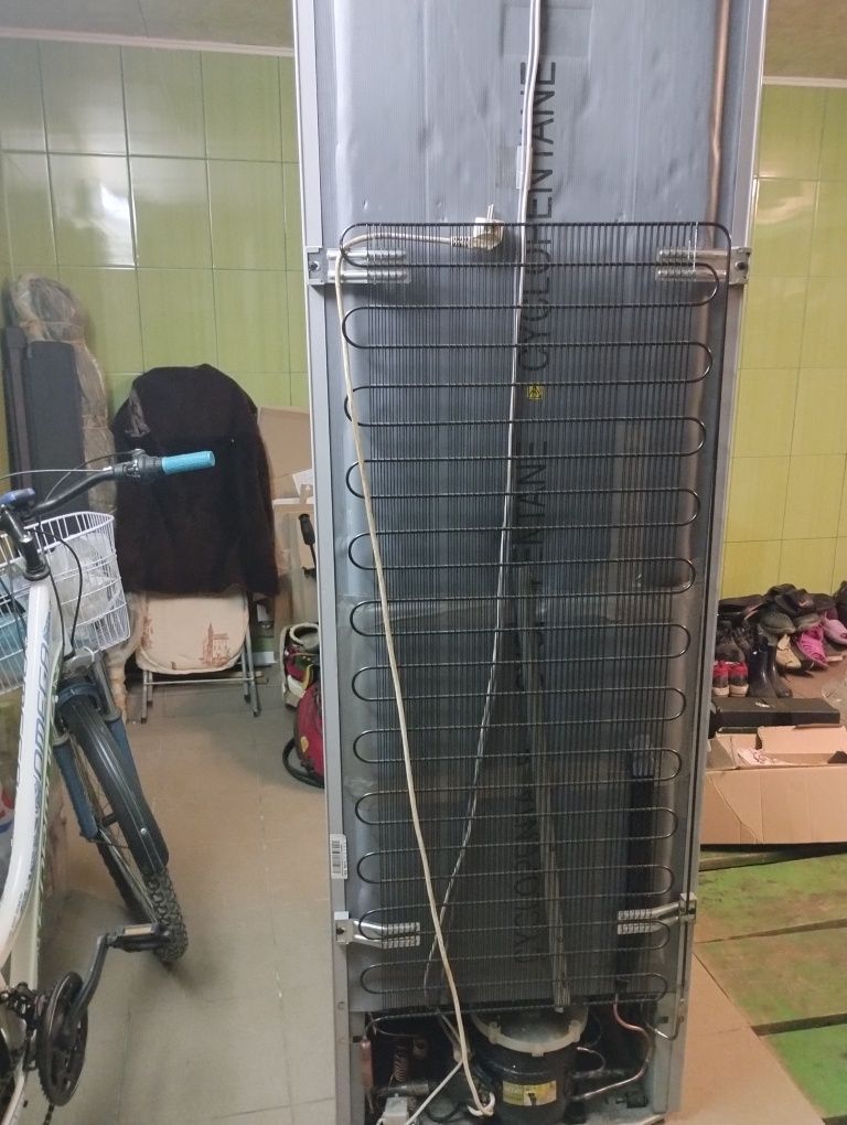 Холодильник двокамерний, фасад з гартованого скла