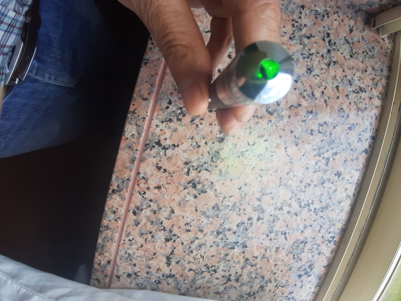 Lanterna- raio lazer.