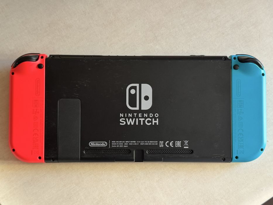 Nintendo Switch V2, idealny stan, duzy zestaw, JoyCon grip, strap,32GB