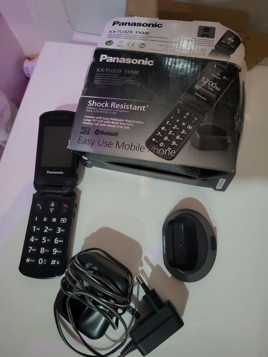 Panasonic KX-TU329 FXME. Jest to telefon z klapką,