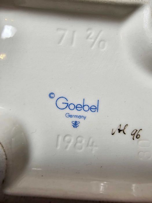 Urocza Figurka porcelana Goebel Hummel #71/2/0 "Ulewa" 11 cm Niemcy