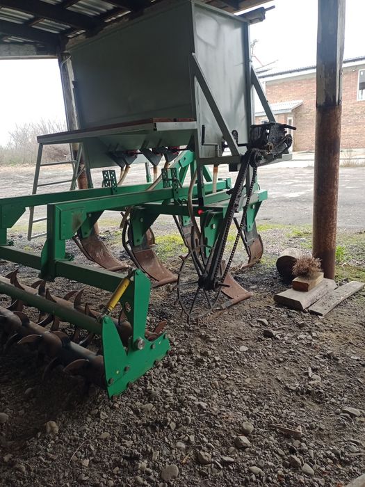 Глибокорозпушувач ГР 2.5 з баком для внесення сухих добрив