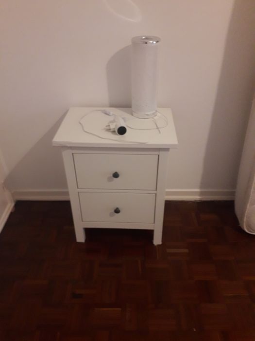 Duas mesas cabeceira mais estante branca