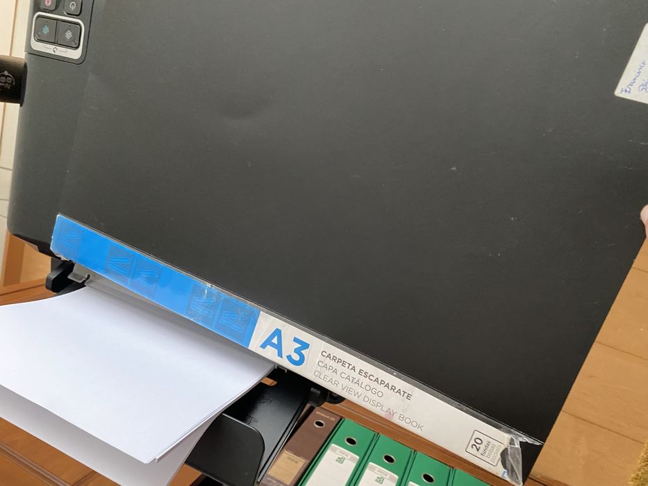 Pastas e Mala para trabalhos A3 e pinceis novos