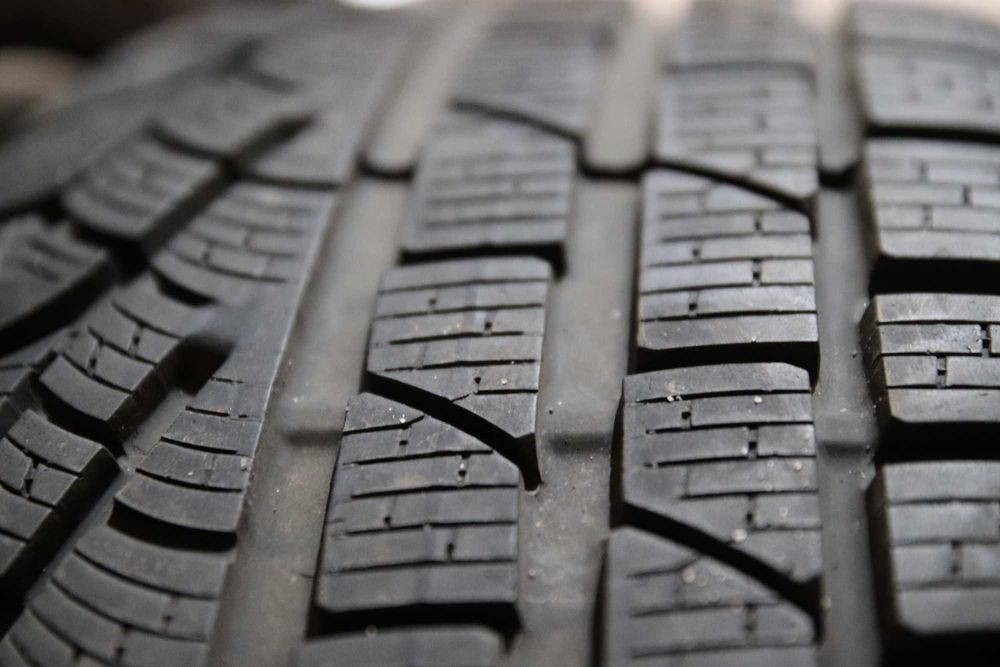 225/60 R17 Pirelli Sottozero Run Flat z felgami aluminiowymi.