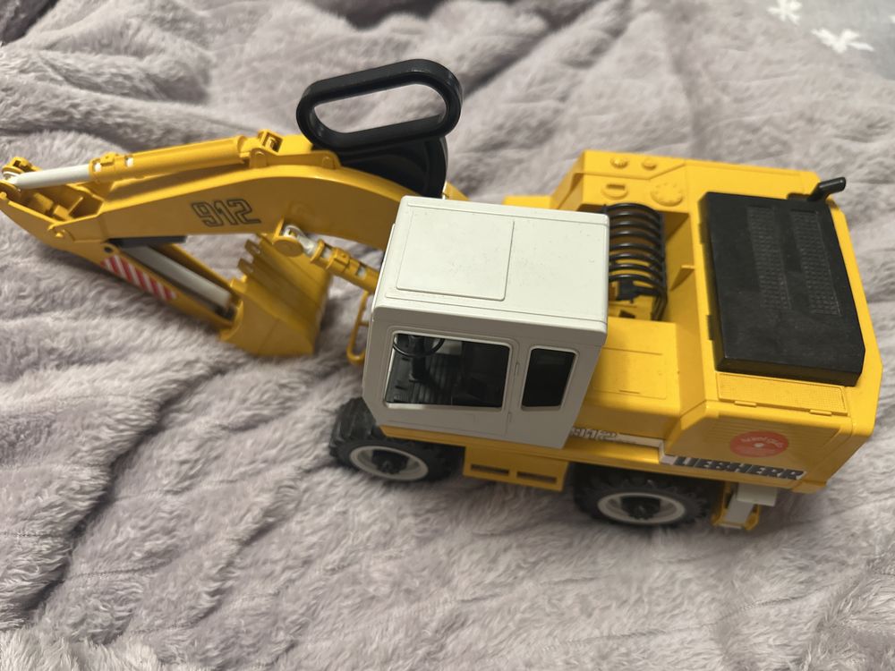 Продам іграшку екскаватор колісний Liebherr BRUDER