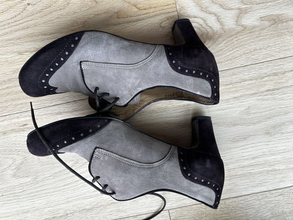 Sapatos em camurca n 37/38, usados so uma vez