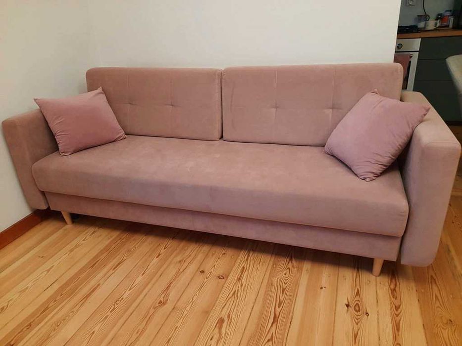 Kanapa różowa rozkładana wygodna pudrowy róż