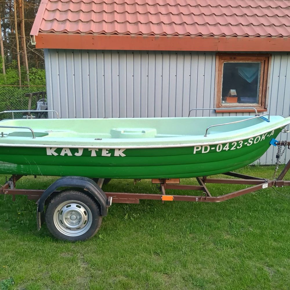 Łódź motorowa z przyczepą