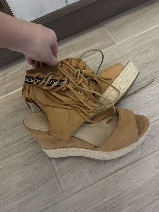 Buty na koturnie rozmiar 38 pohahontas