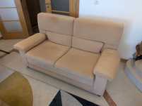 Sofá beige de 2 lugares