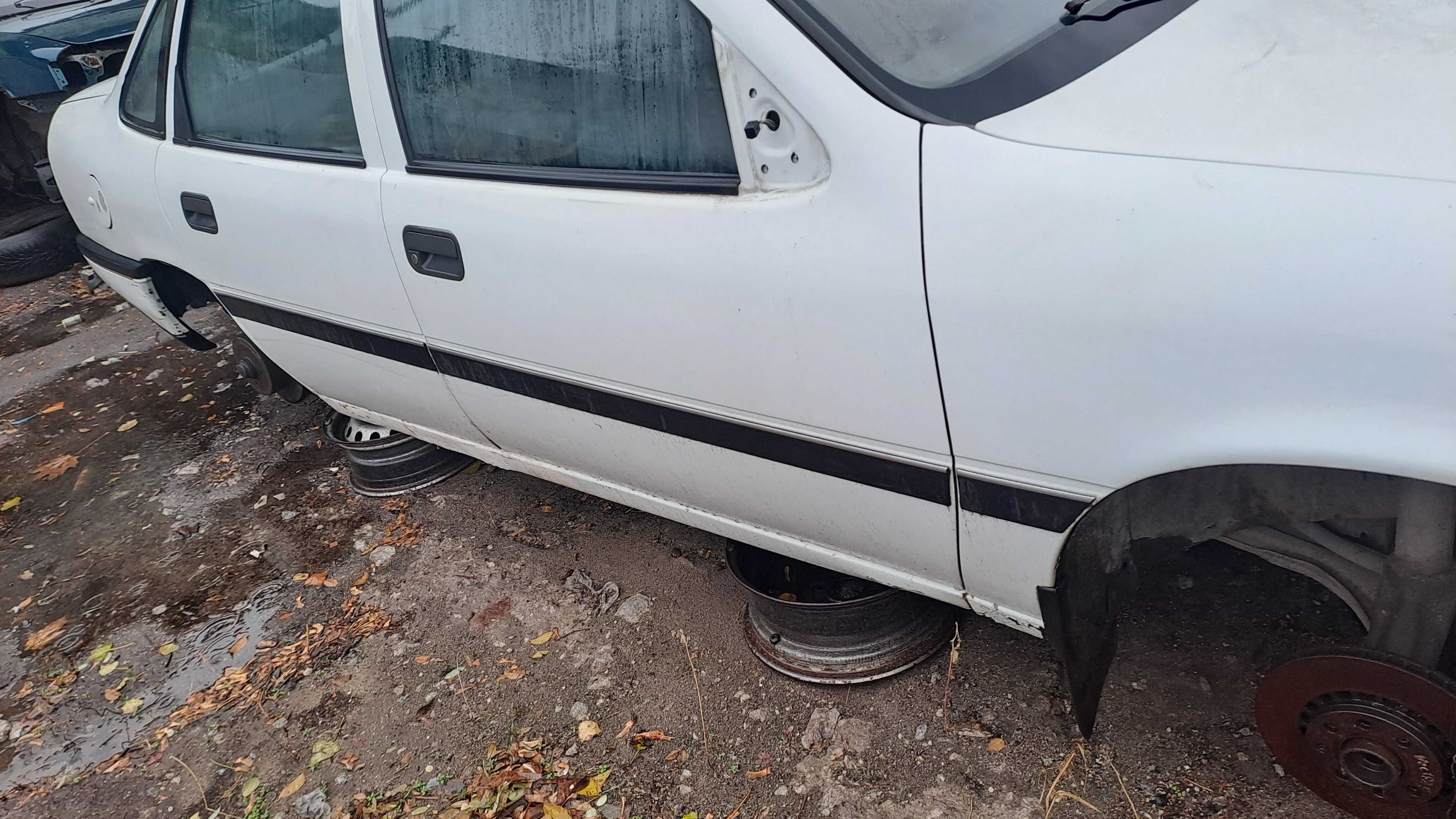 Молдинги Opel Vectra A