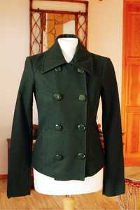 Zielony płaszcz jesienny Bershka