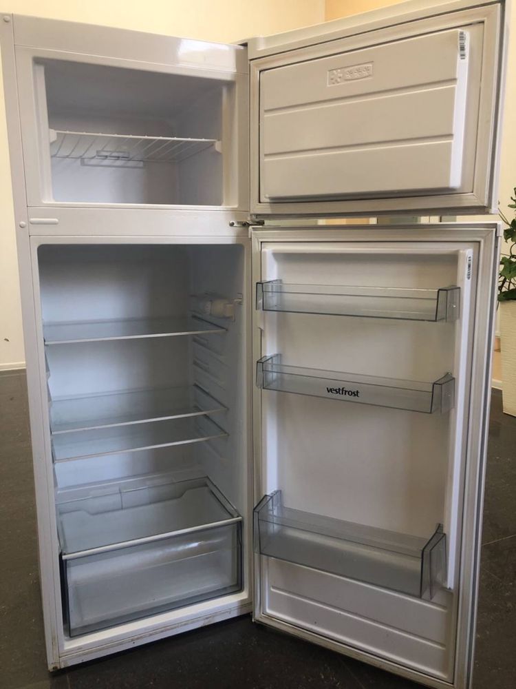 Продам холодильники пользовался 1,5 года