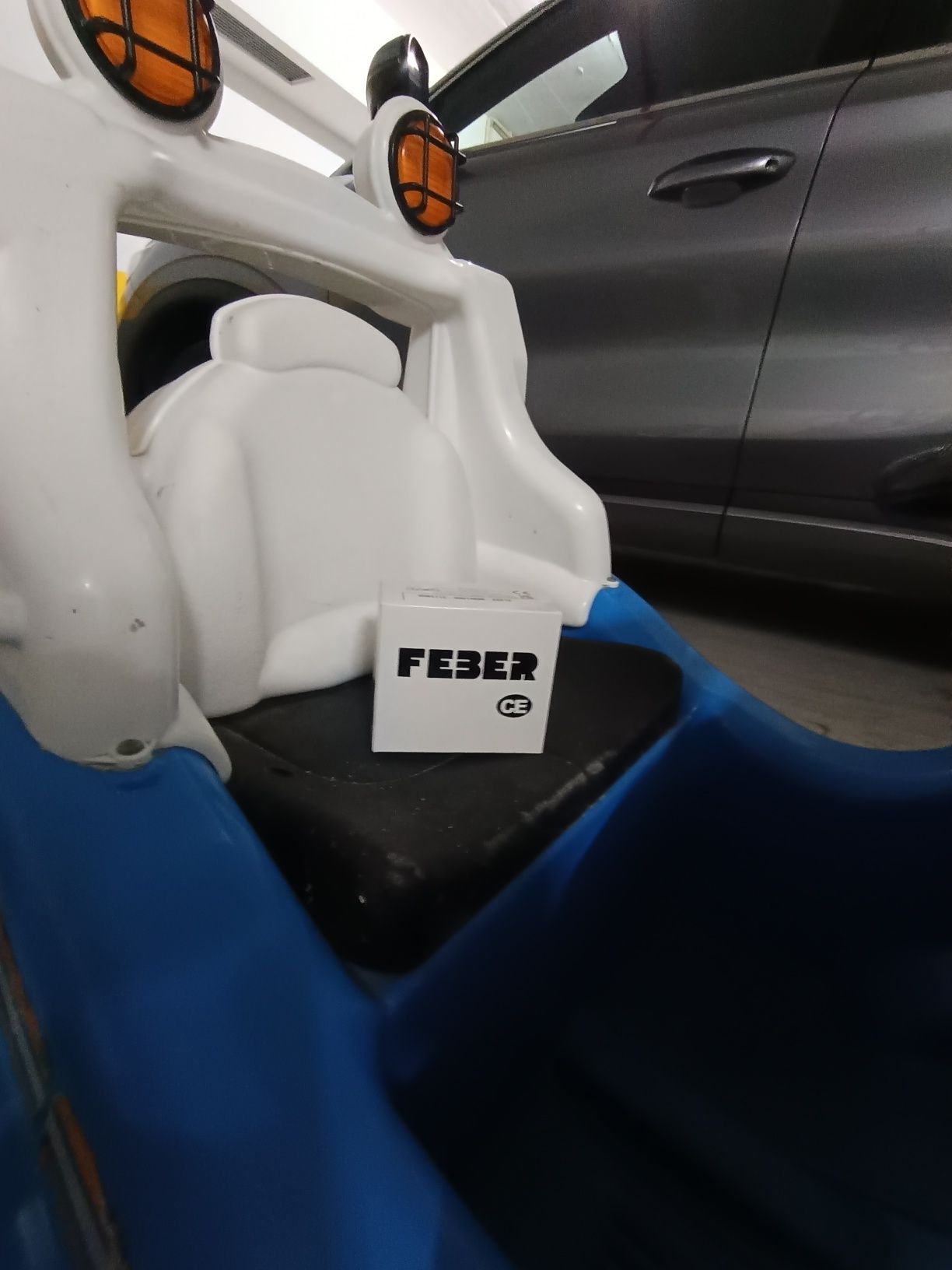 Carro / Jipe eléctrico de criança
