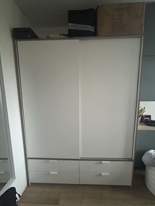 Biała szafa na sprzedaz