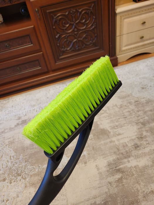 Щітка телескопічна для снігу зі скрибком автомобільна.