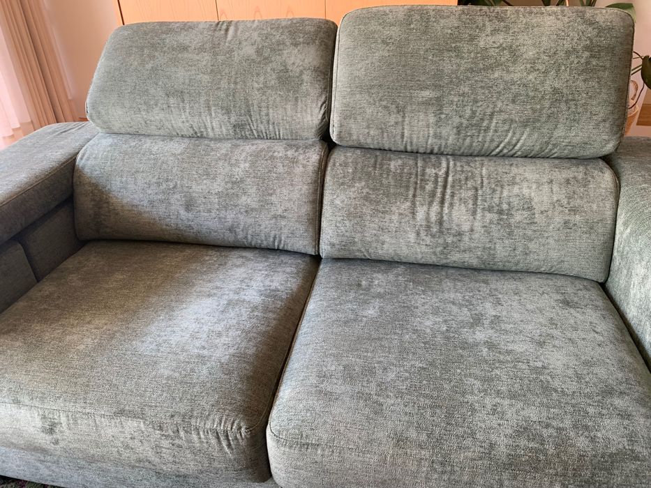 Sofá 2 lugares novo, com extensão para chaise longue e pufe adicional