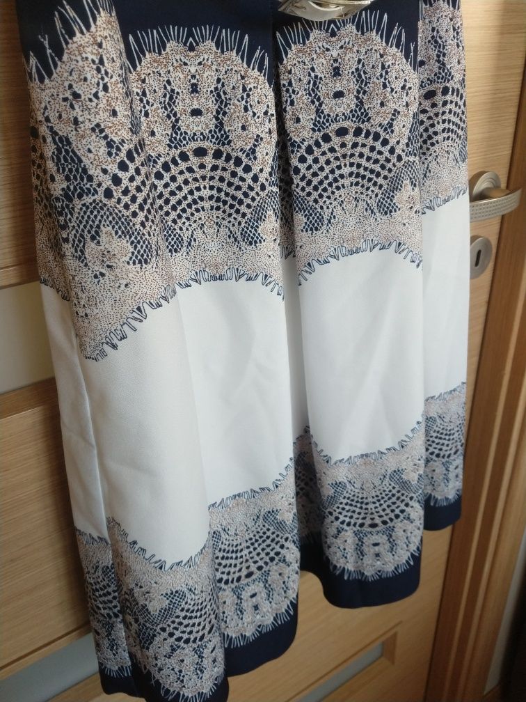 Elegancka sukienka z krótkim rękawem