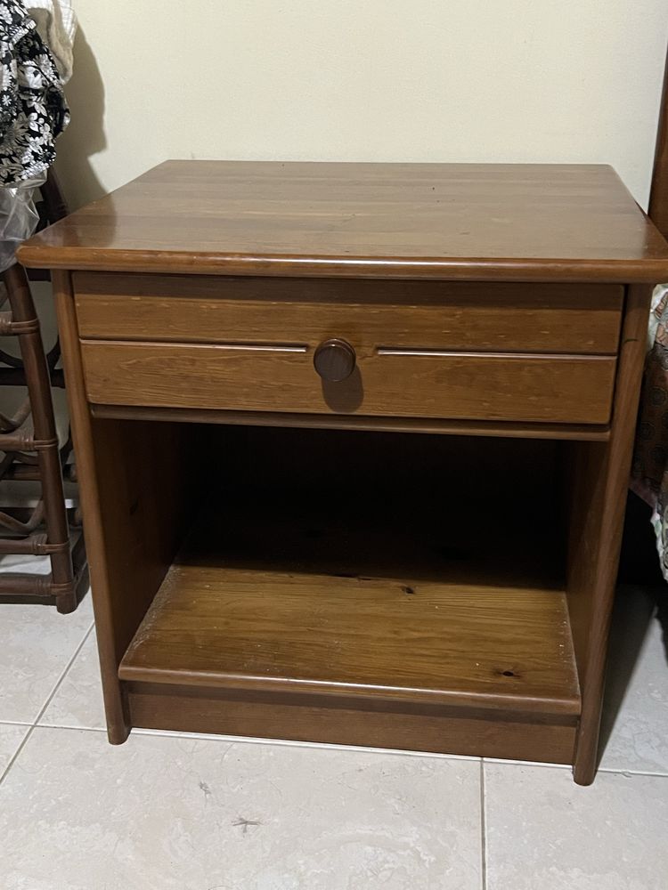 Cama e mesa de cabeceira
