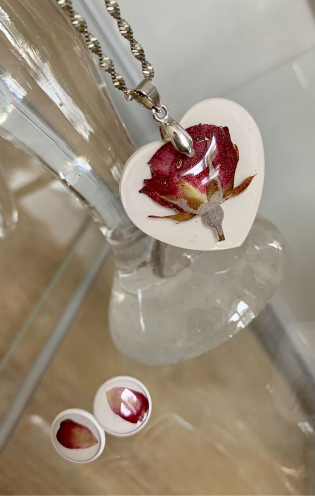 Komplet biżuterii róża w żywicy oryginalny