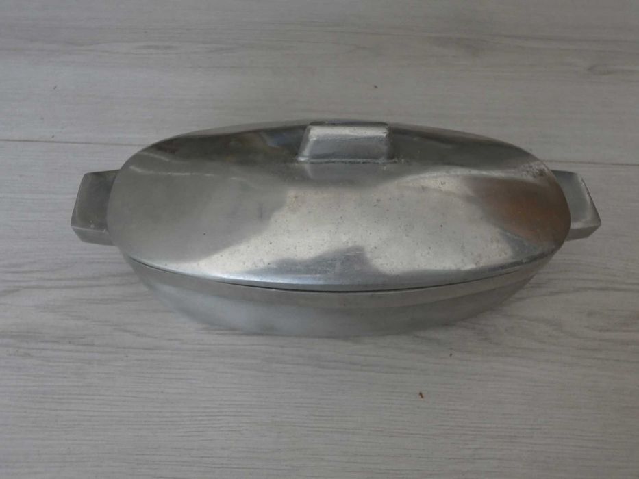dwie aluminiowe  brytfanki