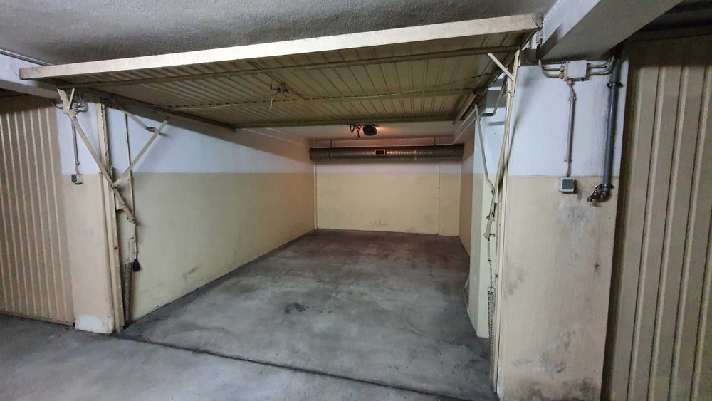 Garagem fechada para carro e moto ou arrumos.