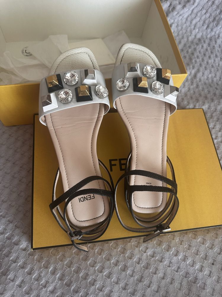 Босоніжки Fendi сандаліі