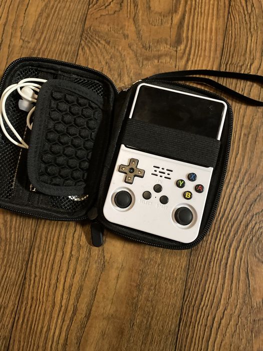 Игровая приставка r36rs