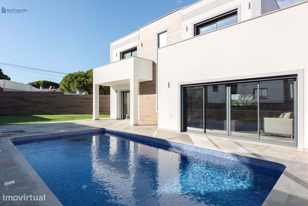 Moradia T3 Moderna com Piscina Privada e Garagem a 5 Minutos das Praia