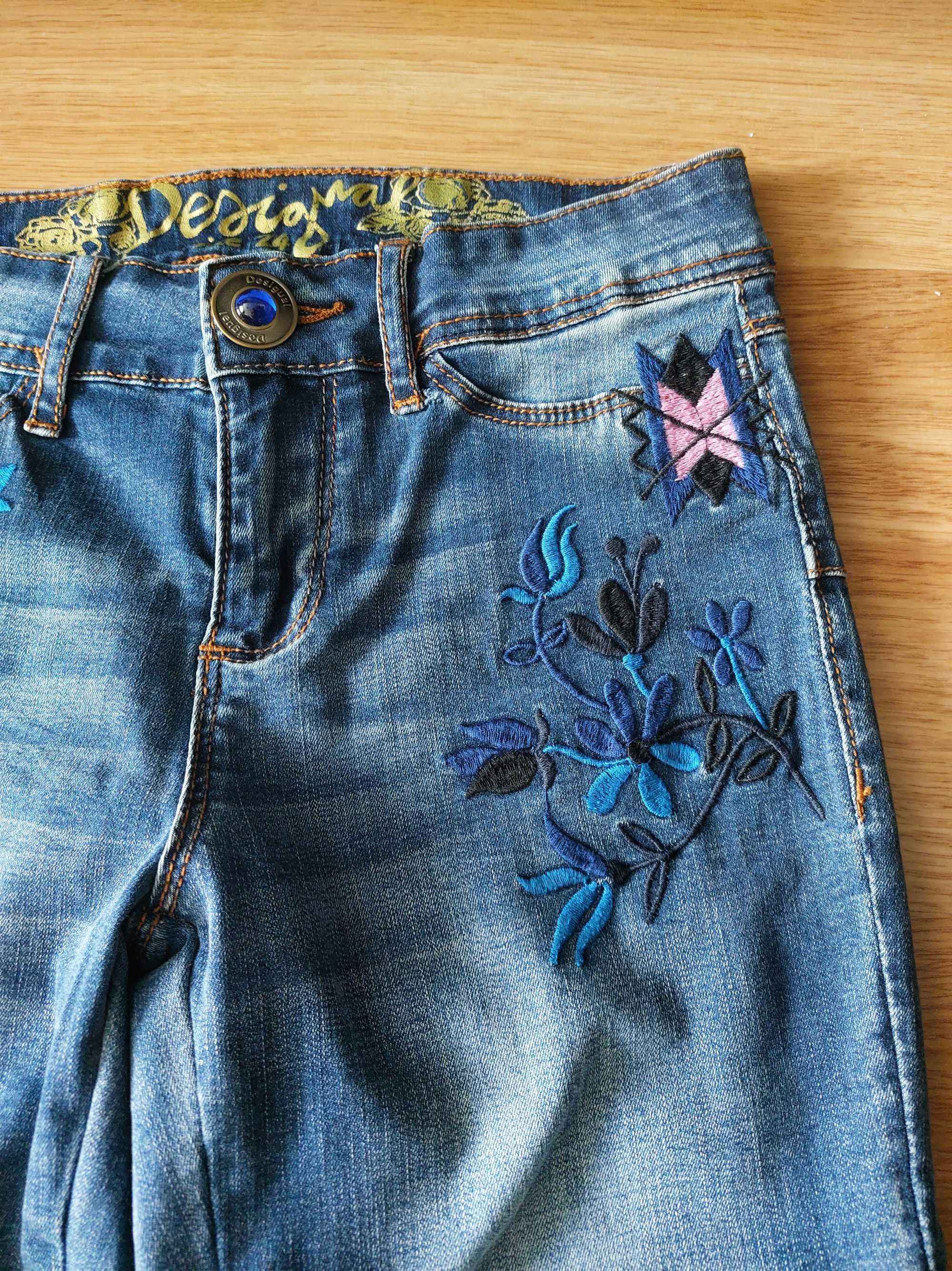 Jeansy Desigual z haftami 24 (XS)