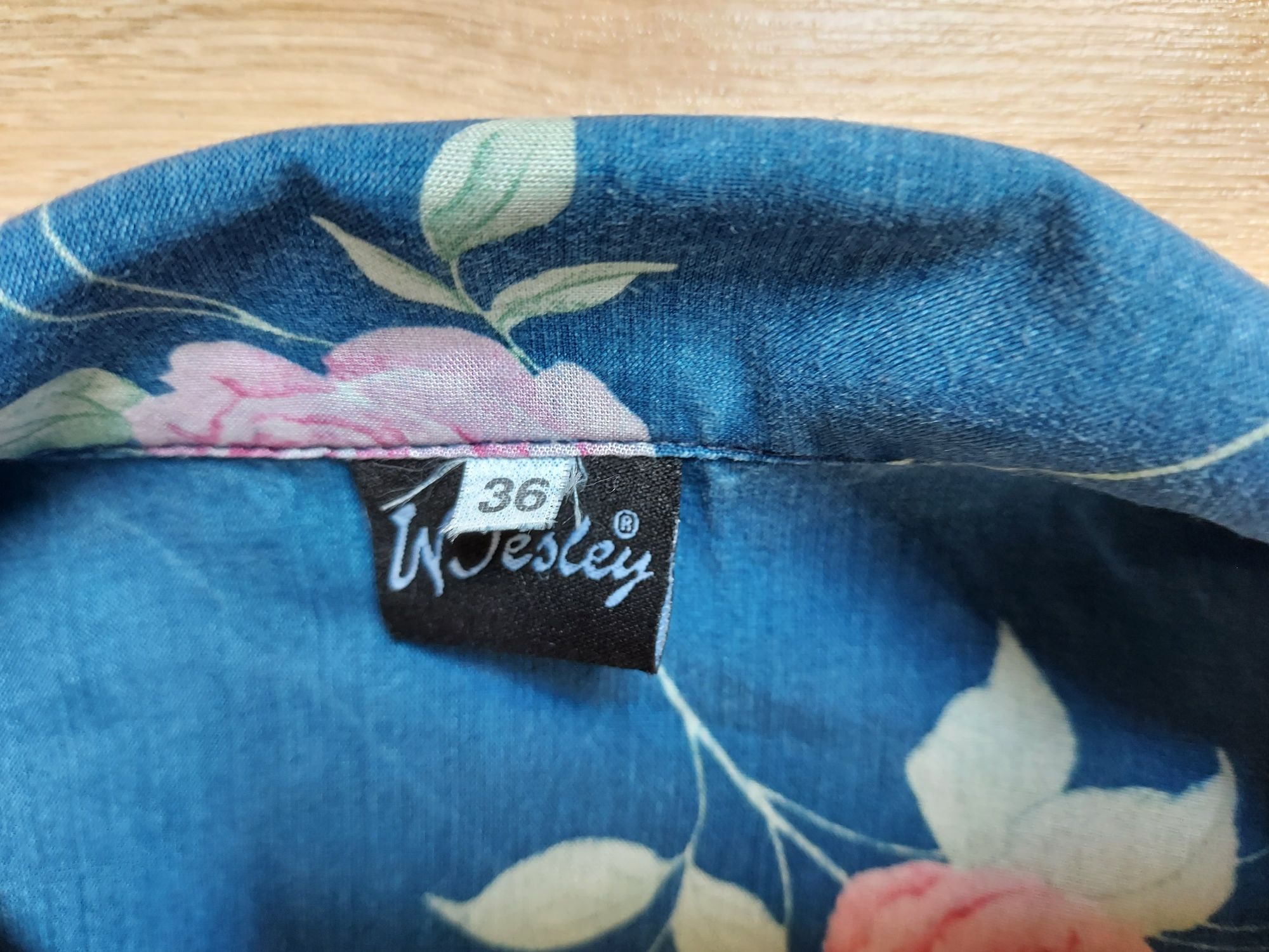 Niebieska lekka bluza koszulowa w kwiaty wiskoza Wesley S 36
