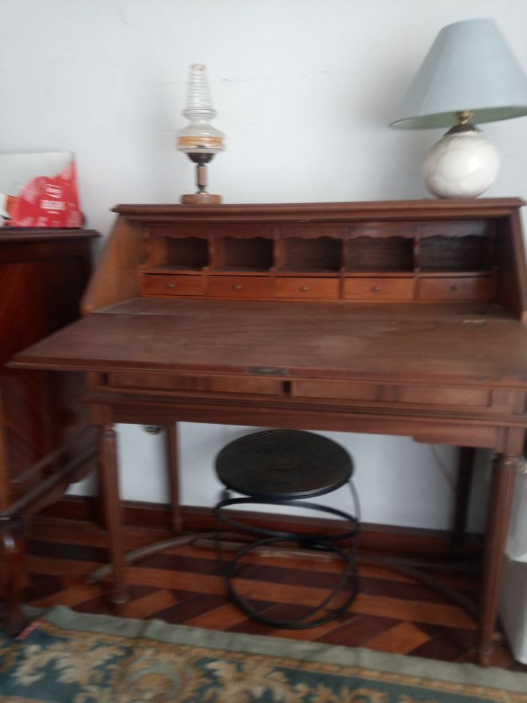 Secretaria e móvel como novo de sala e escritório